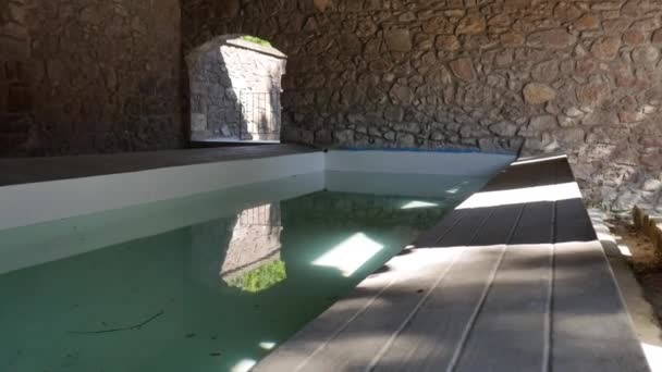 Ancient marble wash-house. typical of Sardinian custom. completely refurbished with the fountain and the tap running. — Stockvideo