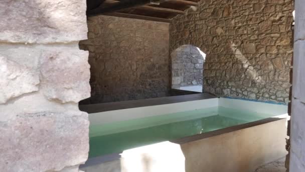 Ancient marble wash-house. typical of Sardinian custom. completely refurbished with the fountain and the tap running. — Stok video