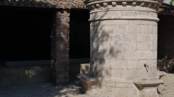 Ancient marble wash-house. typical of Sardinian custom. completely refurbished with the fountain and the tap running. — Video Stock