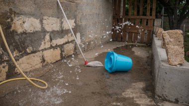 Yerlerde paspas bırakılmış, su püskürtülmüş paspas..