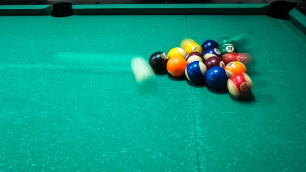 有色和编号球的台球游戏 8号球绿色桌子和带台球杆的运动球 给白球打气 — 图库照片