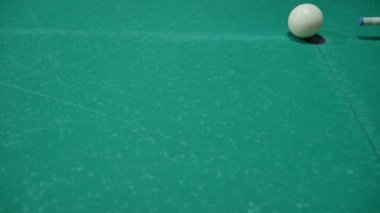 Renkli ve numaralandırılmış topları olan bilardo oyunu. Sekiz numara. Yeşil masa ve bilardo ıstakalı hareket eden toplar. Beyaz topu çeviriyor.. 