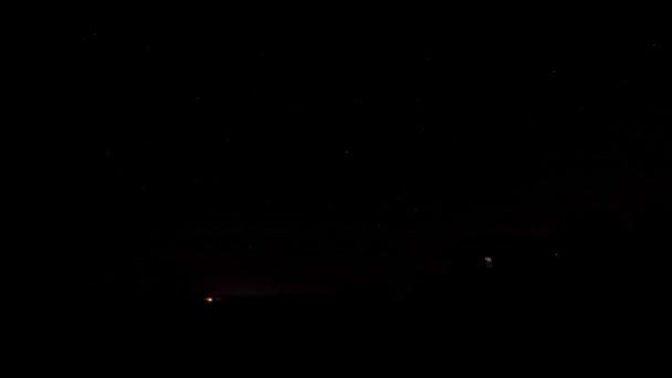 Проміжок часу в сутінках, зірочок, місяцем і метеор — стокове відео