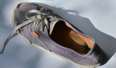 Eski ve kirli spor ayakkabıları ve ayakkabıları