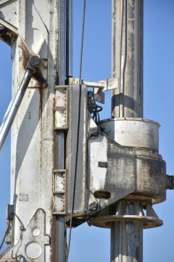 Gökyüzüne karşı inşaat vinci,