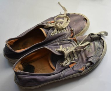 Eski ve kirli spor ayakkabıları ve ayakkabıları