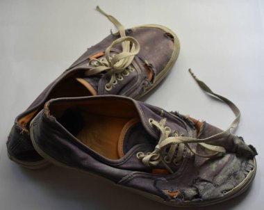 Eski ve kirli spor ayakkabıları ve ayakkabıları