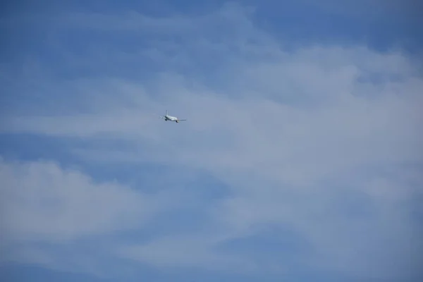 Αεροπλάνο Στον Ουρανό Και Σύννεφο — Φωτογραφία Αρχείου