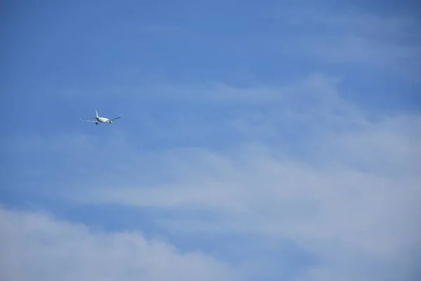 Αεροπλάνο Στον Ουρανό Και Σύννεφο — Φωτογραφία Αρχείου