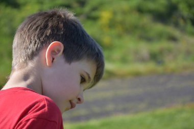  Küçük bir çocuğun güzel portresi ve gülümsemesi.