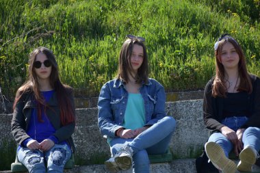 Bir manzarada üç kız,