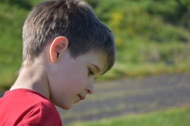  Küçük bir çocuğun güzel portresi ve gülümsemesi.