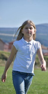 Sevimli küçük bir kız açık havada portresi