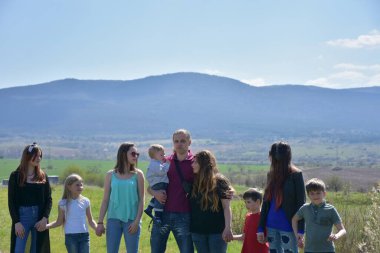 Dağlarda bir grup genç insan.