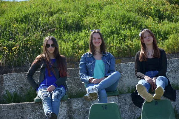 Três Meninas Uma Paisagem — Fotografia de Stock