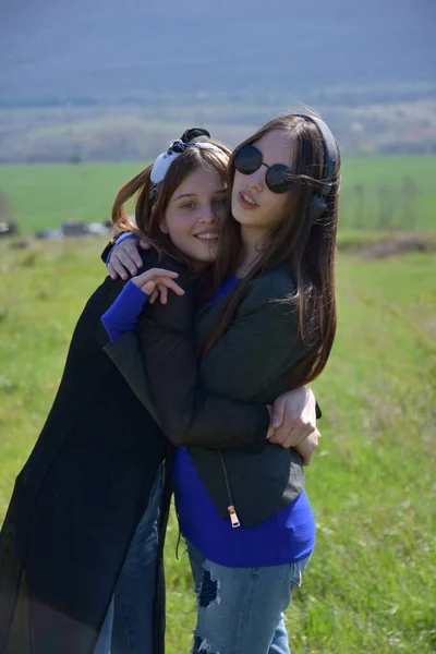 Két Lány Tájban — Stock Fotó