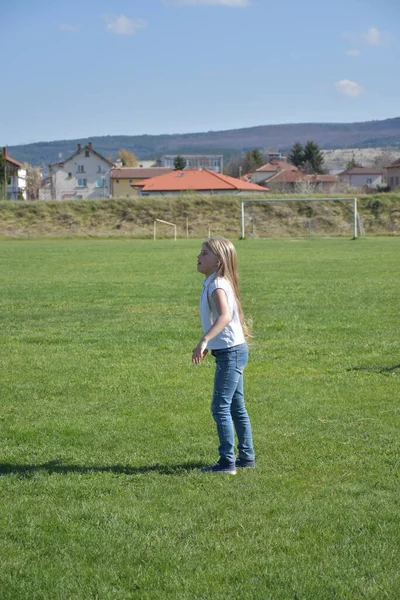 Belo Retrato Uma Menina Uma Bola — Fotografia de Stock