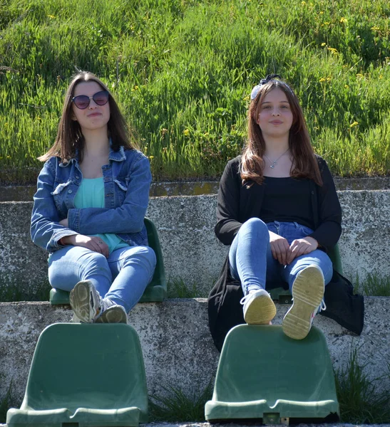 Duas Meninas Uma Paisagem — Fotografia de Stock