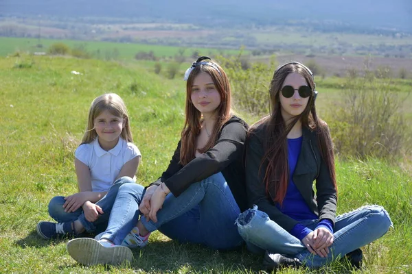 Τρία Κορίτσια Ένα Τοπίο — Φωτογραφία Αρχείου