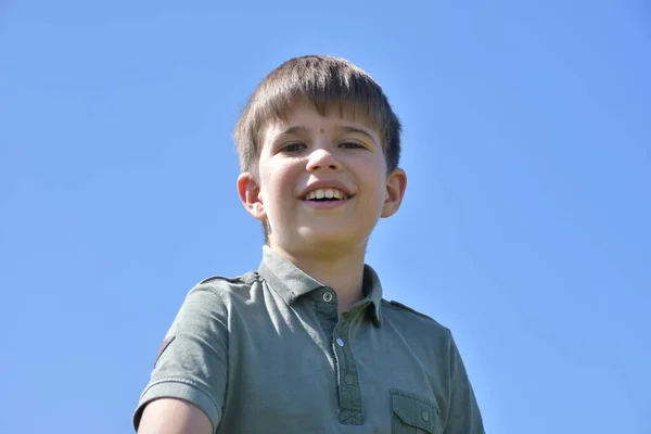 Porträtt Pojke Blå Skjorta Bakgrund Moln — Stockfoto