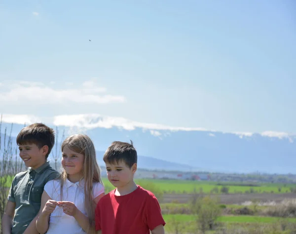 Çocuklar Dağların Arka Planında — Stok fotoğraf