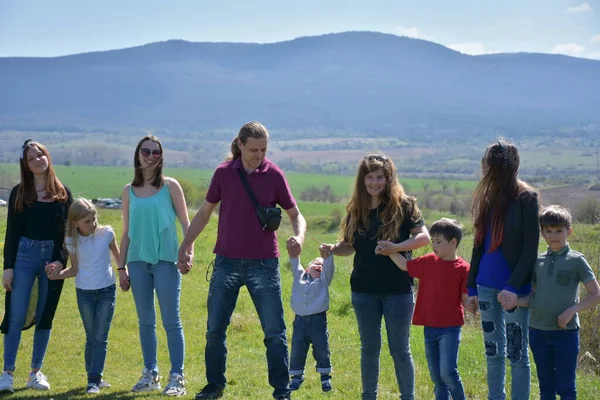 Grupp Ungdomar Som Vandrar Bergen — Stockfoto