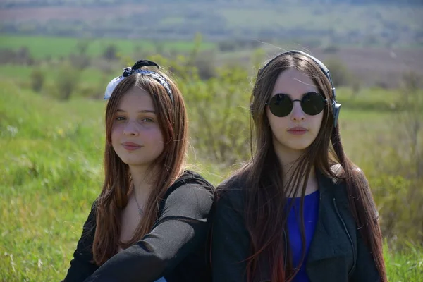 Duas Meninas Uma Paisagem — Fotografia de Stock