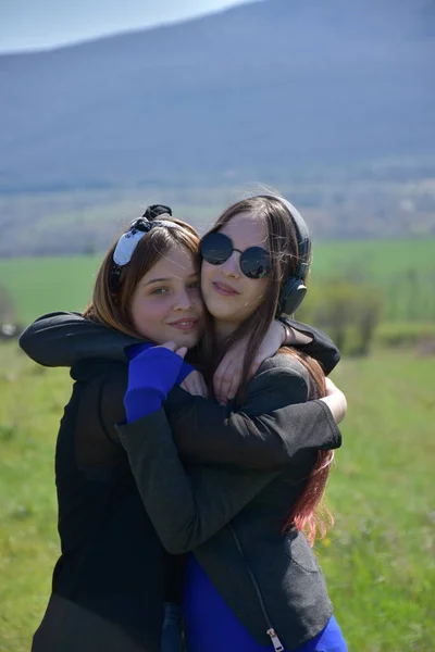 Twee Meisjes Een Landschap — Stockfoto