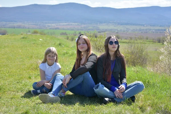 Três Meninas Uma Paisagem — Fotografia de Stock
