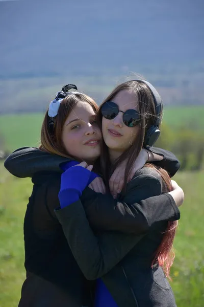 Duas Meninas Uma Paisagem — Fotografia de Stock