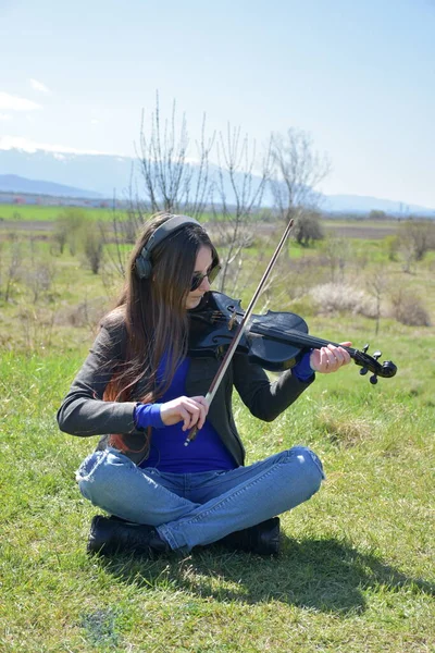 Mädchen Mit Brille Und Geige — Stockfoto
