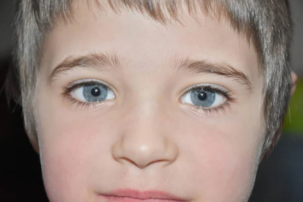 Porträt Eines Kindes Auf Schwarzem Hintergrund — Stockfoto
