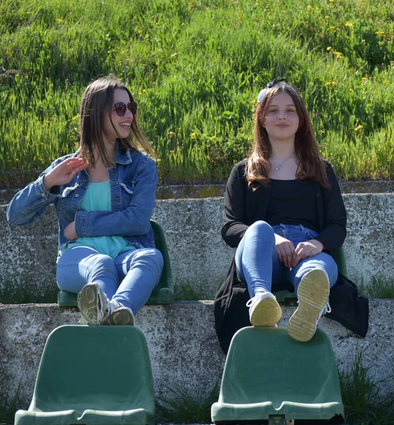 Two Girls Landscape — Stock Photo, Image