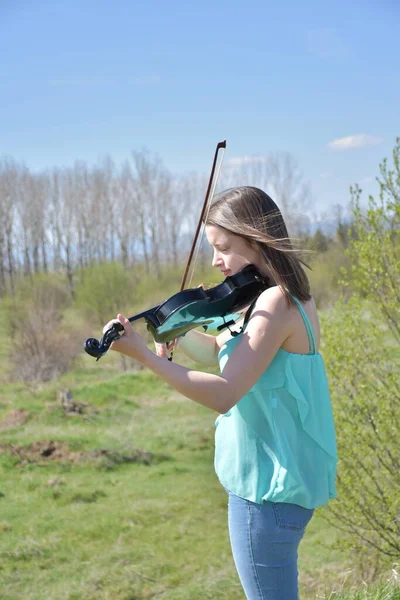 一个女孩和一把小提琴的美丽画像 — 图库照片