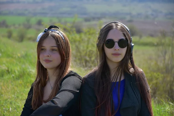 Duas Meninas Uma Paisagem — Fotografia de Stock