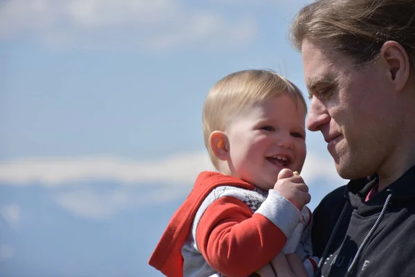 Baby Ist Schön Und Schneebedeckte Berge Und Papa — Stockfoto