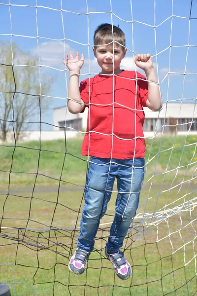 Хлопчик Червоній Футболці Біла Сорочка Ігровому Майданчику — стокове фото
