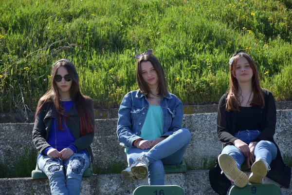 Drei Mädchen Einer Landschaft — Stockfoto