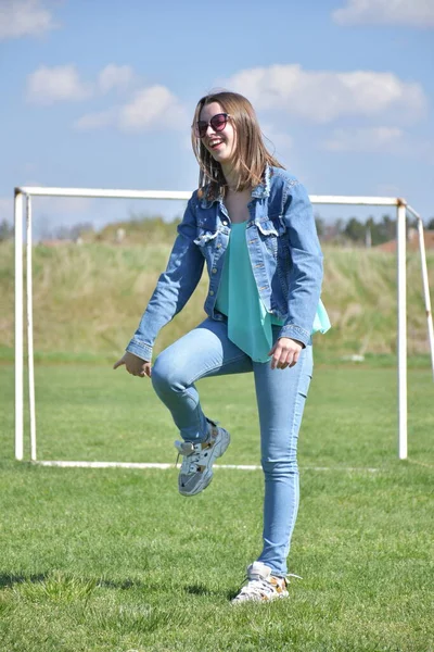 Hermoso Retrato Una Niña Sobre Telón Fondo Paisaje —  Fotos de Stock