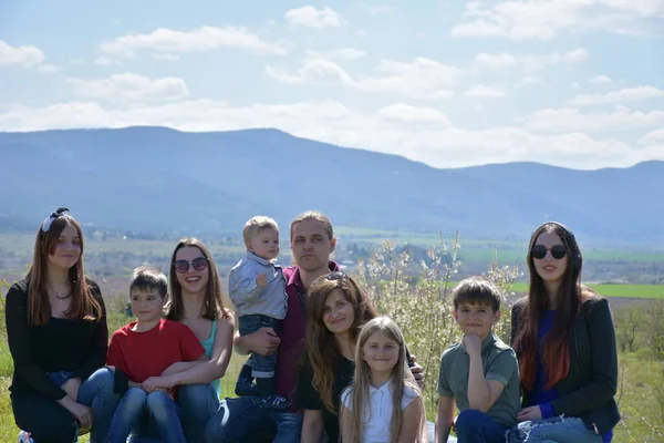 Gruppo Giovani Che Divertono Montagna — Foto Stock