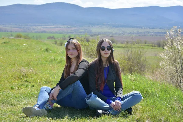 Dwie Dziewczyny Krajobrazie — Zdjęcie stockowe