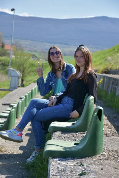 Zwei Mädchen Einer Landschaft — Stockfoto