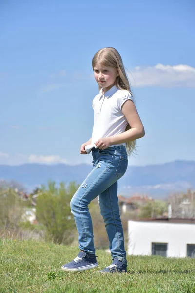 Little Girl Backpack Background Mountain — Stock Photo, Image