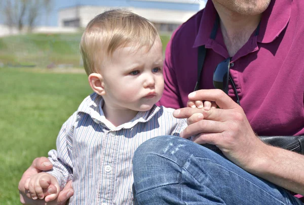 Vader Zoon Spelen Met Zijn Baby Jongen — Stockfoto