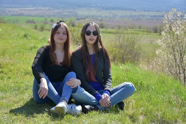 Duas Meninas Uma Paisagem — Fotografia de Stock