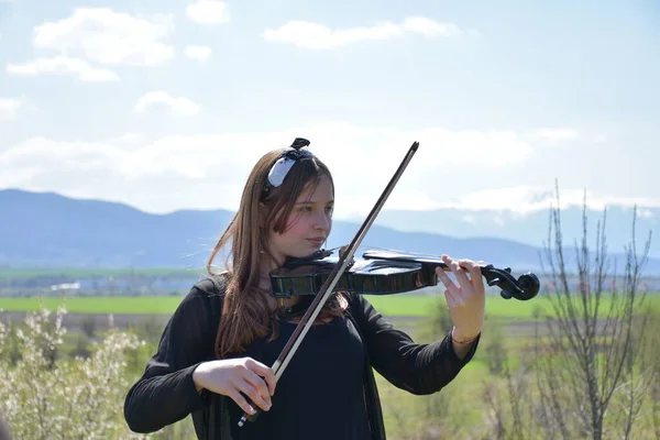 소녀의 아름다운 초상화와 바이올린 — 스톡 사진