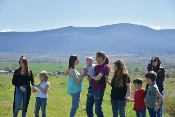 Groupe Jeunes Marchant Dans Parc — Photo