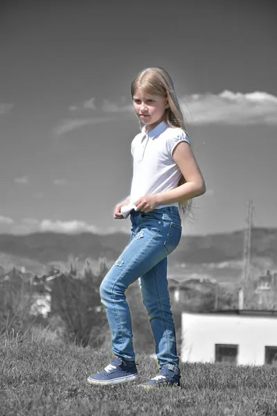 Kleines Mädchen Mit Einem Rucksack Auf Dem Hintergrund Des Feldes — Stockfoto