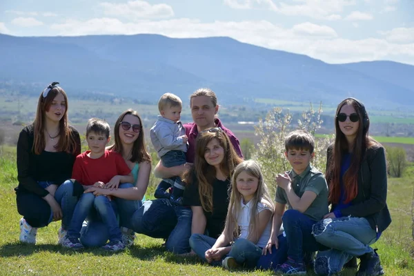 Groep Jongeren Die Plezier Hebben Het Park — Stockfoto