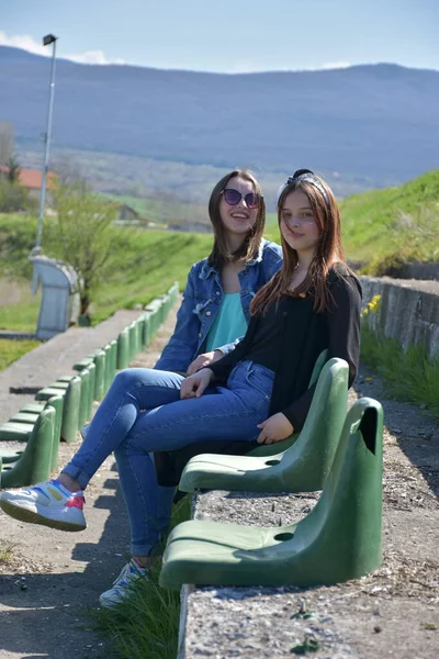 Duas Meninas Uma Paisagem — Fotografia de Stock